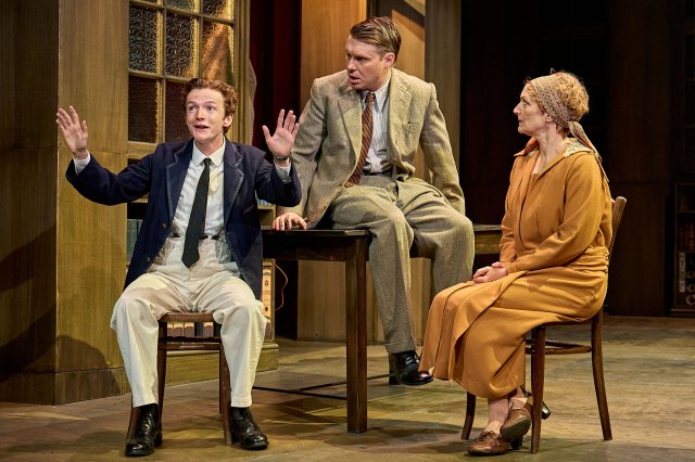 Joseph Edwards, Mark Edel-Hunt et Susie Brayling dans Breaking the Code