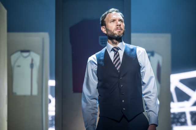 David Sturzaker (Gareth Southgate) dans Dear England National Tour. c. Marc Brenner (019)