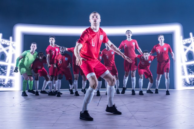 Tom Lane (Eric Dier) et cast dans la chère tournée nationale en Angleterre. c. Marc Brenner (7273)