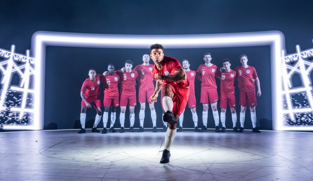 Luke Azille (Kieran Trippier) et cast dans la chère tournée nationale en Angleterre. c. Marc Brenner (7225)