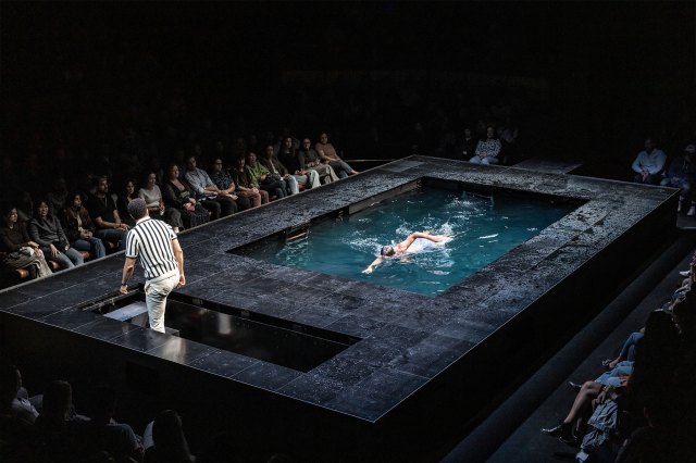 John Macmillan et Andrew Lincoln dans la dame de la mer