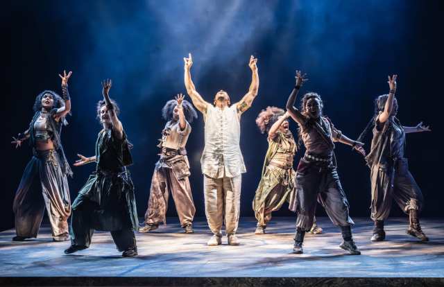 La compagnie de Bacchae au National Theatre. Photographe Marc Brenner One 01025