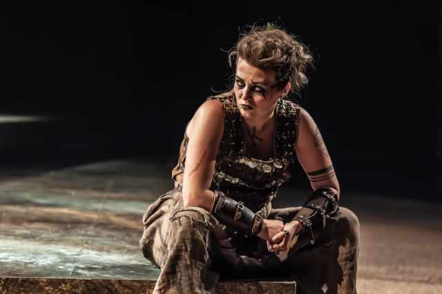 Anna Russell Martin (Kera) à Bacchae au National Theatre. Photographe Marc Brenner deux 00335
