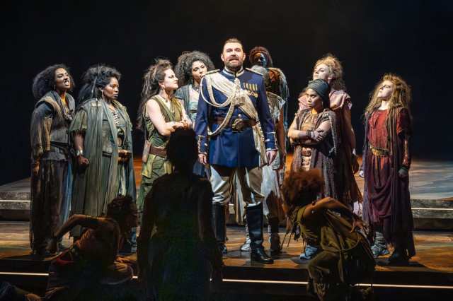 James McArdle (Pentheus) et la compagnie de Bacchae au National Theatre. Photographe Marc Brenner One 03373