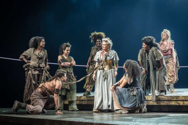 Sharon Small (Agave) et la compagnie de Bacchae au National Theatre. Photographe Marc Brenner Two 05381
