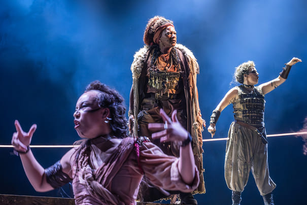 Jessey Stol (Rakhz), Clare Perkins (Vida) et Anna Russell Martin (Kera) à Bacchae au National Theatre. Photographe Marc Brenner One 03025