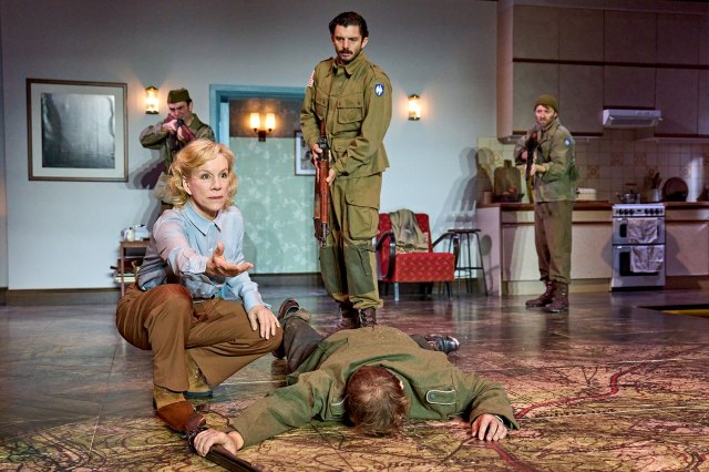 Juliet Stevenson, Atilla Akinci, Michael Fox et Hubert Hanowicz dans le pays des vivants