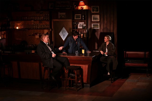 Brendan Gleeson, Owen McDonnell et Kate Phillips dans le Weir