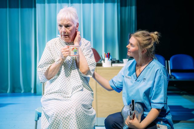 Ann Louise Ross et Dani Heron en signe de trou noir