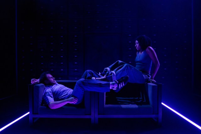 Les Atomes Ont Perdu Joe Layton (Robbie) et Hannah Sinclair Robinson (Jess) Crédit Photo Scott Graham