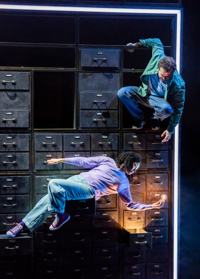 ATOMS LOST HANNAH SINCLAIR ROBINSON (Jess) et Joe Layton (Robbie) Crédit photo Tristram Kenton