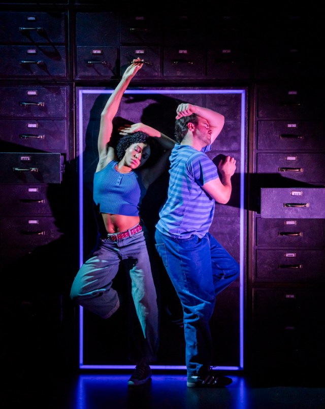 Les Atomes Ont Perdu Hannah Sinclair Robinson (Jess) et Joe Layton (Robbie) Crédit Photo Tristram Kenton (5)