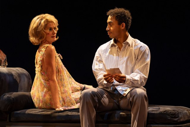Tamzin Outhwaite et Jordan Stephens en divertissant M. Sloane