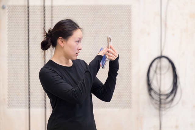 Yerin Ha en répétitions pour la femme de chambre Donmar Warehouse Photo de Marc Brenner