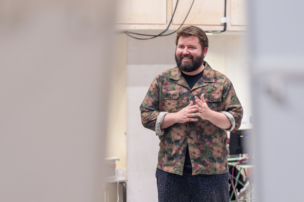 Le réalisateur Kip Williams en répétitions pour les femmes de chambre Donmar Warehouse Photo de Marc Brenner