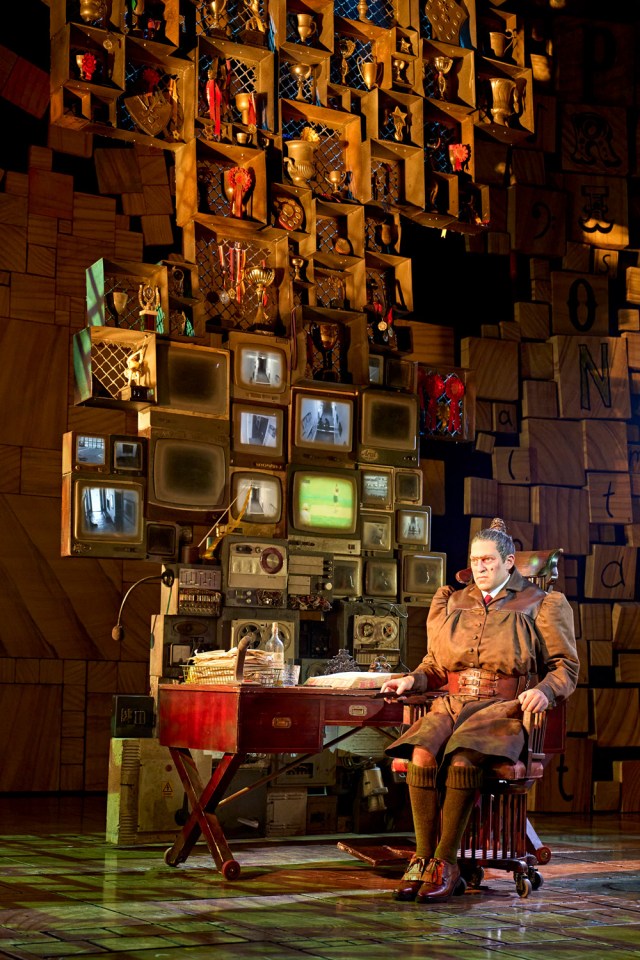 Jon Robyns comme Miss Trunchbull dans le Matilda de RSC la comédie musicale. Londres. Manuel Harlan