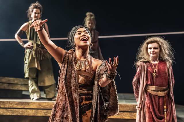 Melanie Joyce Bermudez (Serene) et Ellie May Sheridan (Yunann) à Bacchae au National Theatre. Photographe Marc Brenner Two 00134