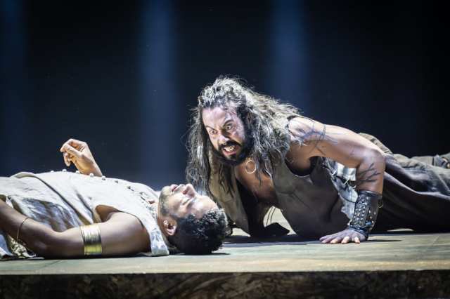 Ukweli Roach (Dionysos) et Reuben Johnson ((BU) Bull) à Bacchae au National Theatre. Photographe Marc Brenner Two 01138