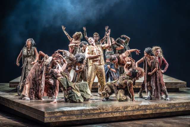 Ukweli Roach (Dionysos) et la compagnie de Bacchae au National Theatre. Photographe Marc Brenner One 03766