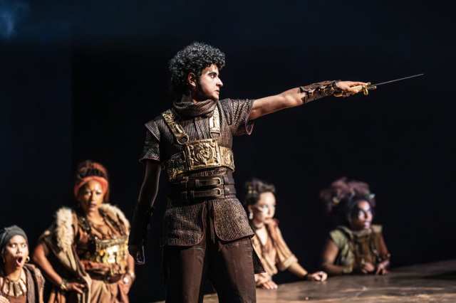Roman Asde (Alexis) et la compagnie de Bacchae au National Theatre. Photographe Marc Brenner One 00908