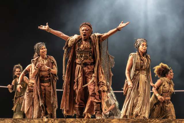 Clare Perkins (Vida) et la compagnie de Bacchae au National Theatre. Photographe Marc Brenner Two 02188