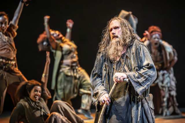 Simon Starttin (Tireseus) et la compagnie de Bacchae au National Theatre. Photographe Marc Brenner One 00225