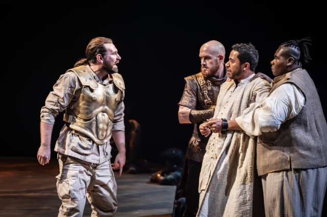 James McArdle (Pentheus), Sam Jenkins Shaw (Clitus), Ukweli Roach (Dionysos) et Tyreke Leslie (Leon) à Bacchae au National Theatre. Photographe Marc Brenner Two 01100