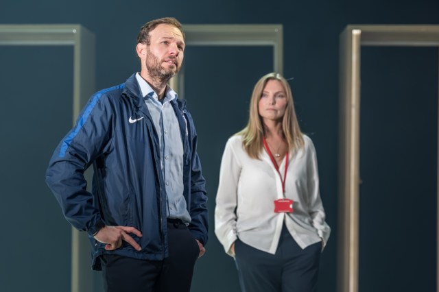 David Sturzaker (Gareth Southgate) et Samantha Womack (Pippa Grange) dans la chère tournée nationale en Angleterre. c. Marc Brenner (1088)
