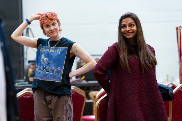 Mary Higgins (OSRIC) et Ayesha Dharker (Gertrude) en répétitions pour Hamlet au National Theatre. (c) Sam Taylor 62