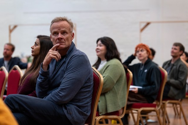 Alistair Petrie (Claudius) et jeté en répétitions pour Hamlet au National Theatre. (c) Sam Taylor 107