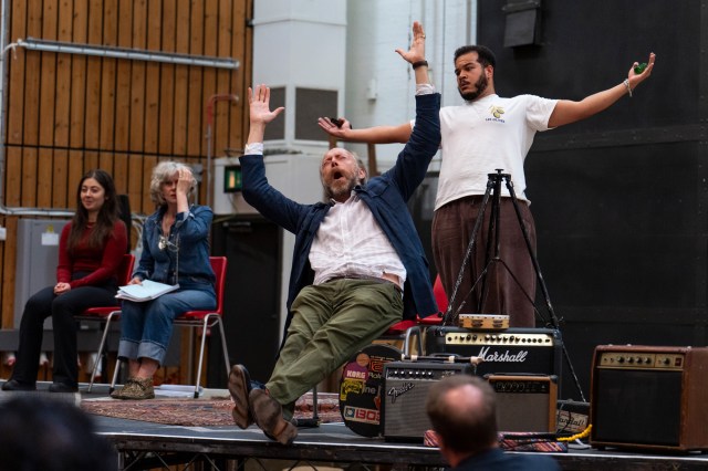 Sophia Papadopoulos (Cornelius), Siobhán Redmond (premier joueur), Ryan Ellsworth (fantôme) et Kiren Kebaili Dwyer (Fortinbras) en répétitions pour Hamlet au National Theatre. (c) Sam Taylor 114