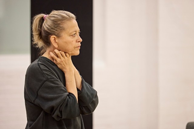 Les incroyants avec Nicola Walker à la Cour royale publient des photos de répétition