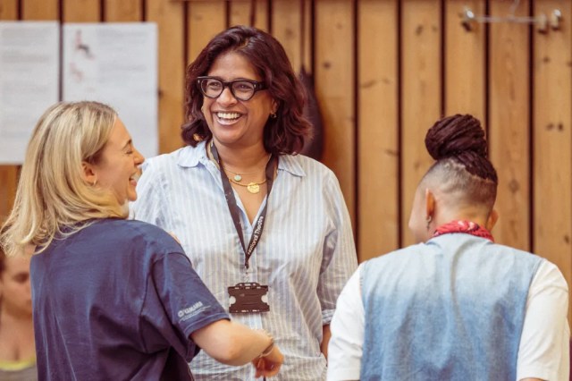 Ellie McKay Nava Indhu Rubasingham Directeur et Ebony Clarke Swearsals for Bacchae au National Theatre. Photographe Marc Brenner 00018