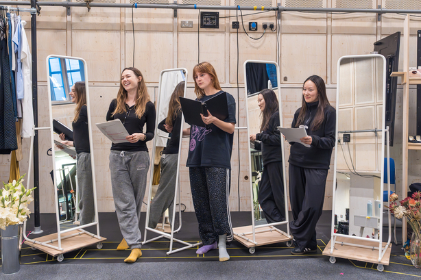 Lydia Wilson, Phia Saban et Yerin Ha en répétitions pour la photo Donmar Photo de Marc Brenner