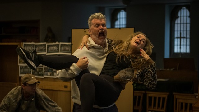 Ltor Pete Gallagher en tant que Monster & Rhiannon Chesterman comme Elizabeth Benning, crédit Tom Sweeney