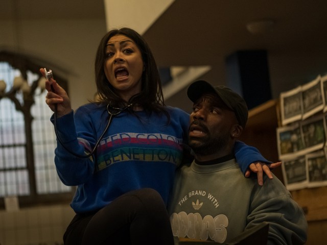 Ltor Julie Yammanee comme Inga & Ore Oduba en tant que Dr Frankenstein, crédit Tom Sweeney