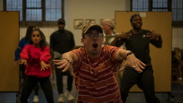 (avant, centre) Curtis Patrick comme Igor, créditer Tom Sweeney