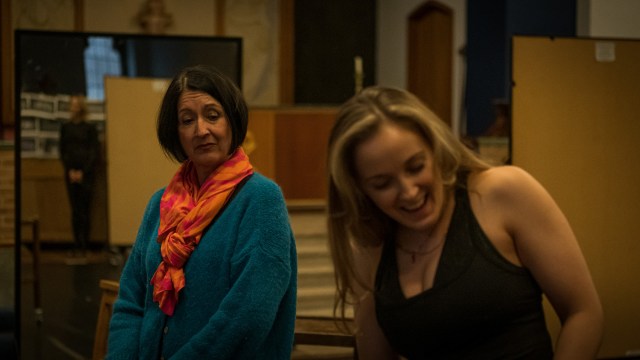 Ltor Jessica Martin en tant que Frau Blucher et Rhiannon Chesterman comme Elizabeth Benning, crédit Tom Sweeney