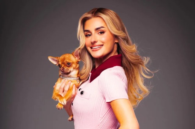 Amber Davies comme Elle Woods