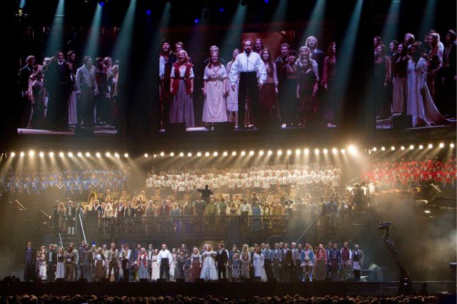 L'appel de rideau pour le concert du 25e anniversaire Les Misérables à l'O2 Arena