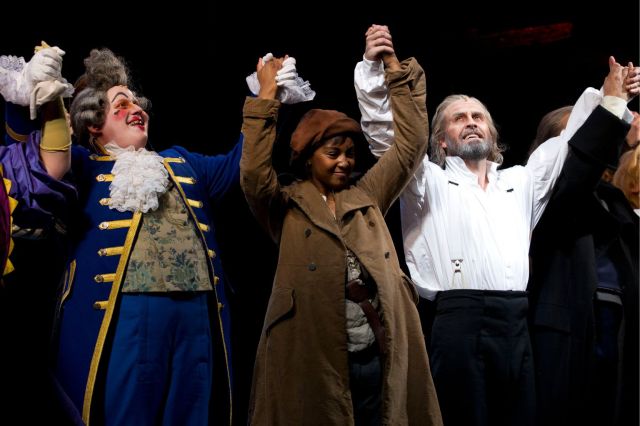 Matt Lucas (Thenardier), Alexia Khadime (Eponine) et Alfie Boe (Jean Valjean) lors de l'appel de rideau pour la première performance de la nouvelle distribution des Misérables en 2011