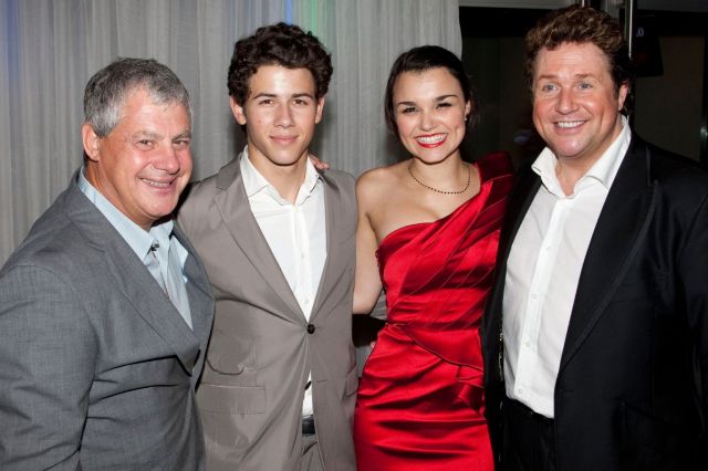 Cameron Mackintosh (producteur), Nick Jonas (Marius), Samantha Barks (Eponine) et Michael Ball (Marius) assistent à la fête après le concert Les Misérables 25e anniversaire à l'O2 Arena