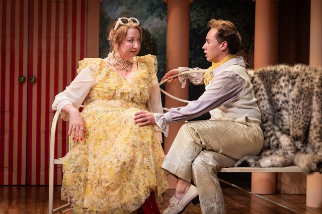 Maggie Service et Elijah Ferreira dans La tante de Charley