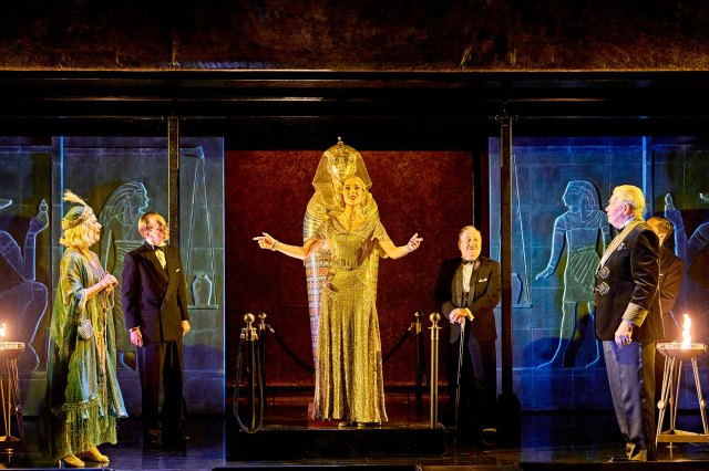 Glynis Barber, Howard Gossington, Libby Alexandra-Cooper, Mark Hadfield et Terence Wilton dans Mort sur le Nil