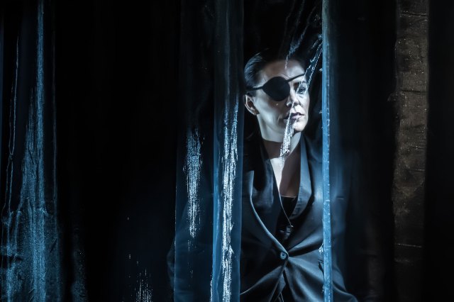 Rachel Tucker dans un petit hôtel