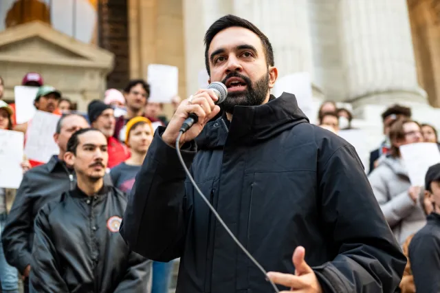Zohran Mamdani au rassemblement Resist Fascism à Bryant Park le 27 octobre 2024 49960d