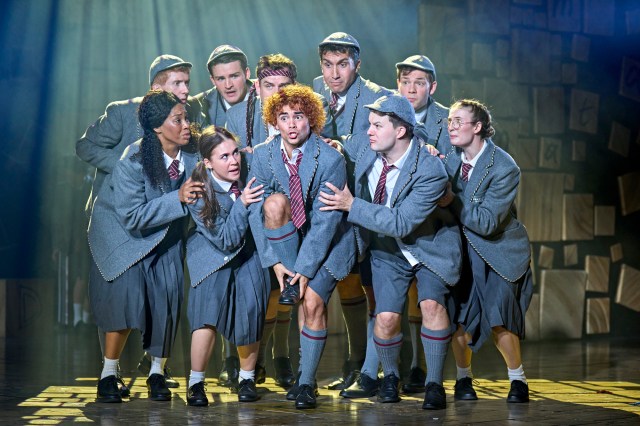 409729 Matilda The Musical UK Tour septembre 2025 Orange Team avec Sanna Kurihara dans le rôle de Matilda 2025