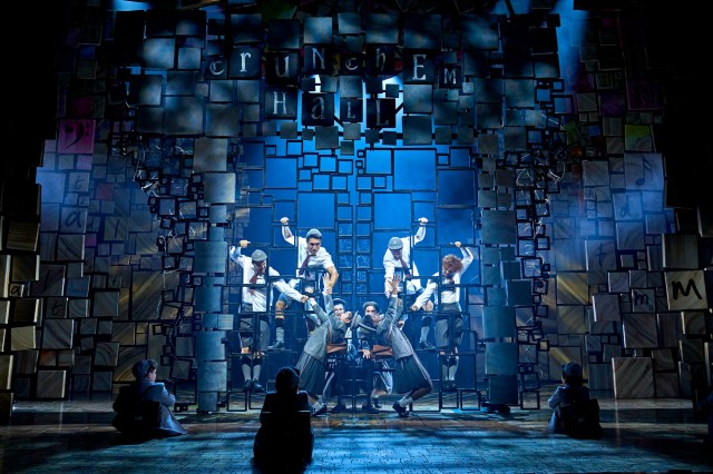 409655 Matilda The Musical UK Tour septembre 2025 Orange Team avec Sanna Kurihara dans le rôle de Matilda 2025