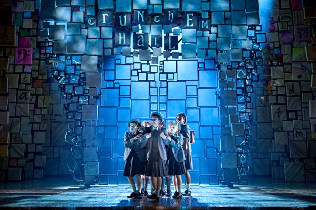 409652 Matilda The Musical UK Tour septembre 2025 Orange Team avec Sanna Kurihara dans le rôle de Matilda 2025