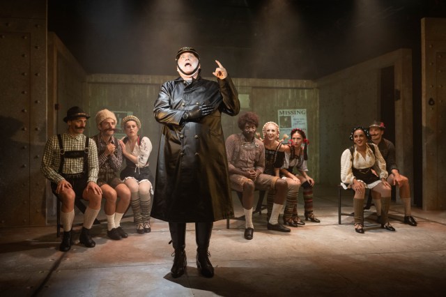 Simeon Truby dans le rôle de l'inspecteur Hans Kemp et compagnie dans YOUNG FRANKENSTEIN, crédit Mark Senior